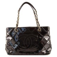 Chanel CC Kette Tragetasche aus perforiertem Lack Medium