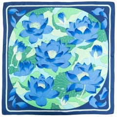 Hermès Blauer Fleurs de Lotus Seidenschal von Christiane Vauzelle