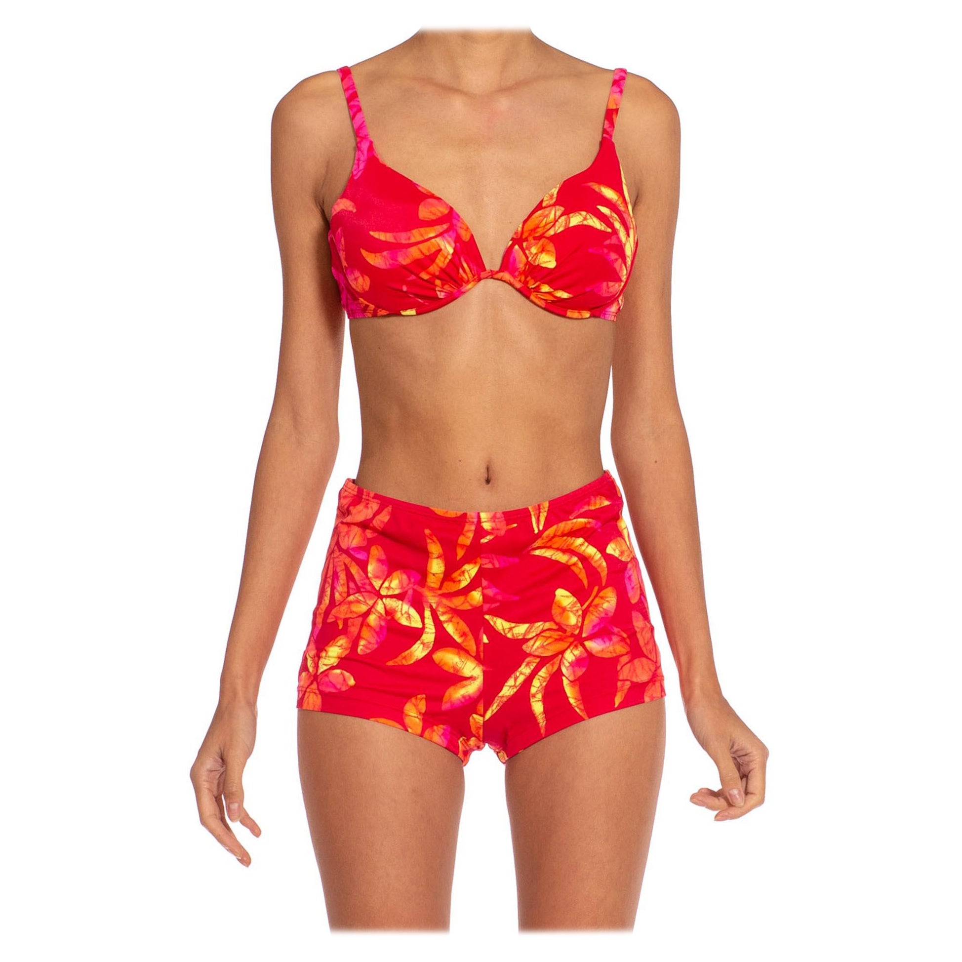 Bikini Tiki des années 1970 en poly/Lycra rouge canneberge avec motif tropical