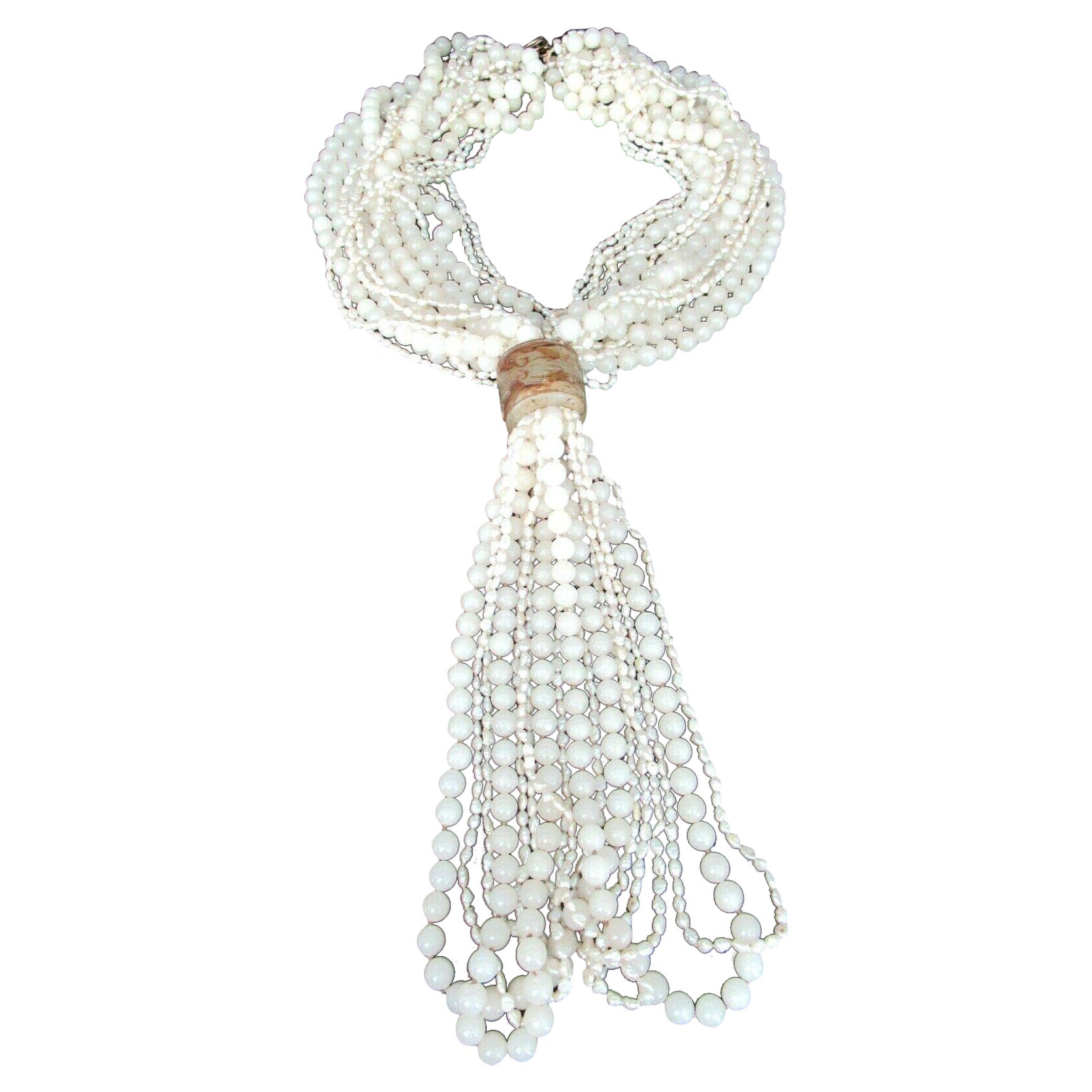 Montre d'exposition collier vintage à plusieurs rangs de perles, quartz sculpté et argenté