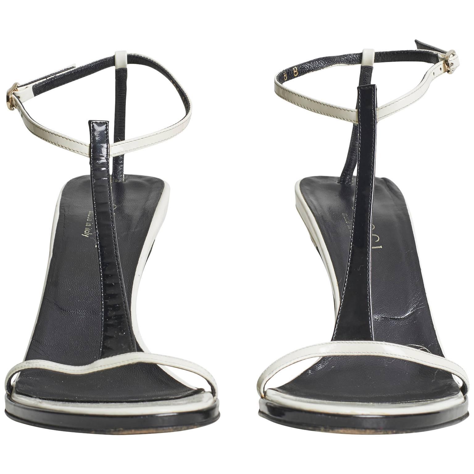 Chic leather white and black Gucci 'barely there' strappy sandals featuring a thin ankle strap fastening and a black flattering strap down the middle. Elegant yet sassy, these shoes are ideal for almost every occasion from a timeless day outfit to a