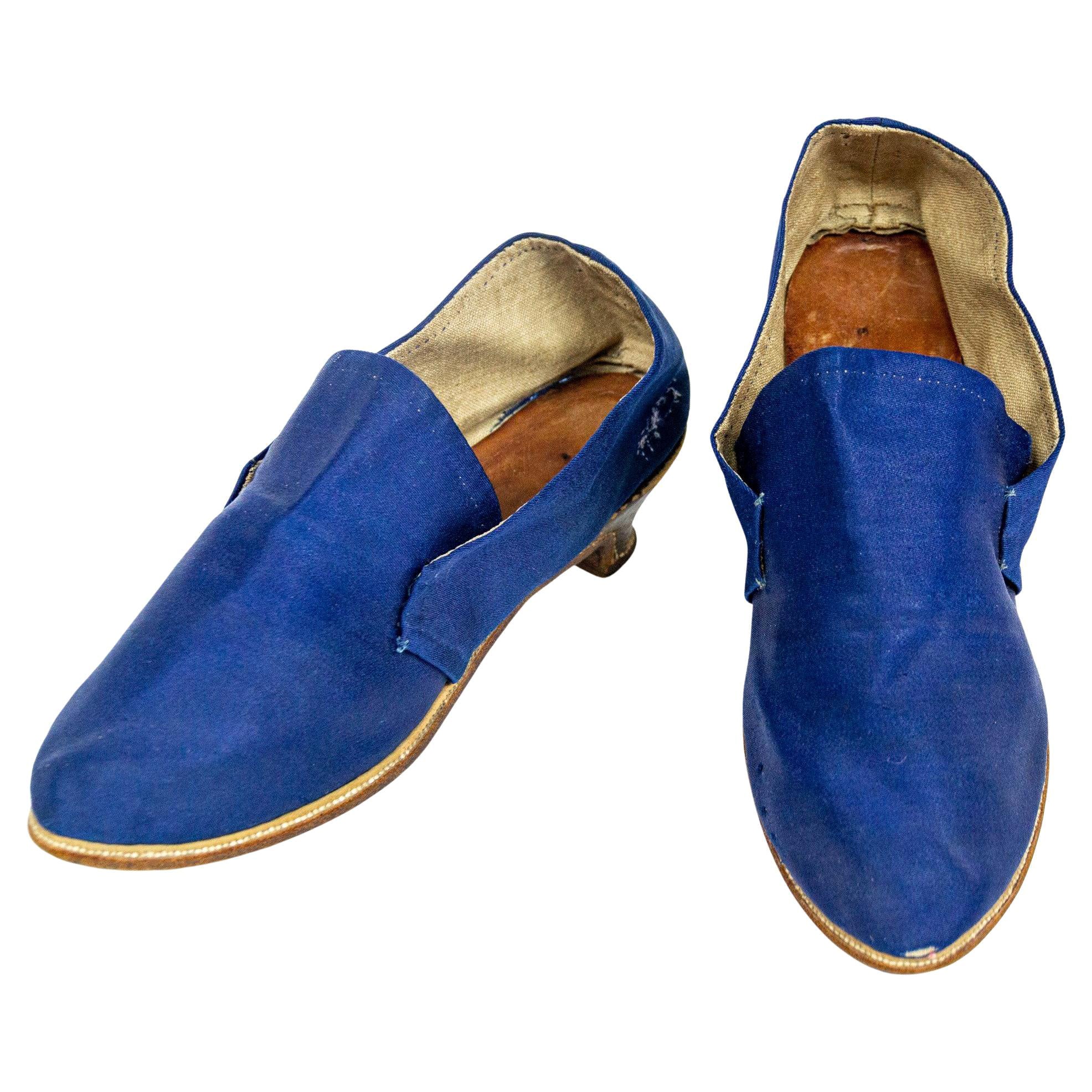 Antique Pair of shoes in glazed wool twill Bleu de France - Louis XVI Circa 1780 For Sale