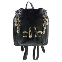 Mini zaino da passerella in pelle nera con spilla di sicurezza di Gianni Versace per la P/E 1994