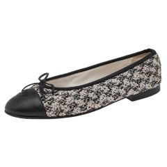 Chanel Black/White Tweed Fabric And Leather CC Cap Toe Ballet Flats Size 38.5
