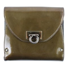 Olivgrünes Lack Gancini-Logo-Wallet mit Klappe und Logo 1MJ1021