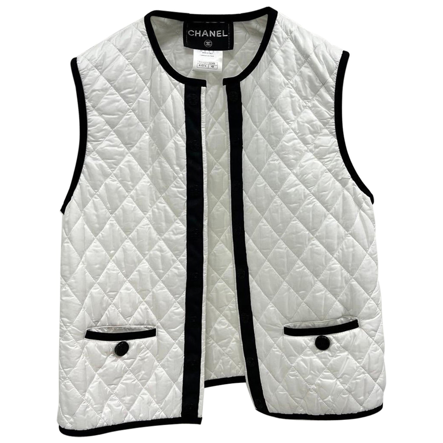 Chanel White Black Quilted Sleevless Vest Jacket For Sale at 1stDibs
