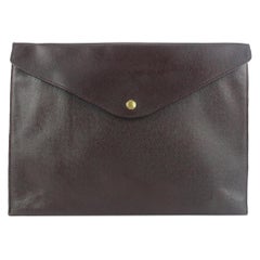 Louis Vuitton - Pochette enveloppe en cuir bordeaux « Taiga » avec documents et étagères 205