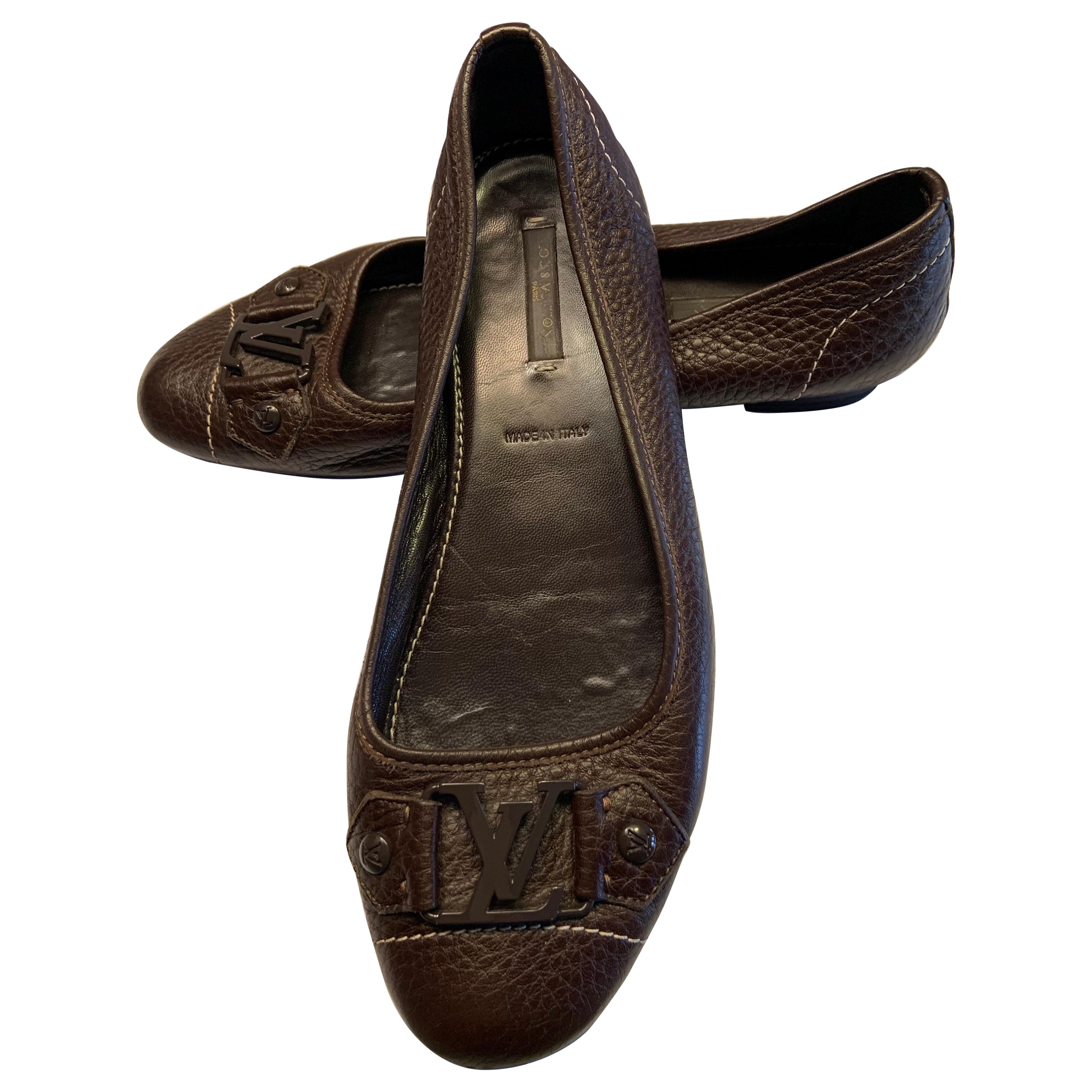 Louis Vuitton Brown Leather Flats with Logo Embellishment For Sale