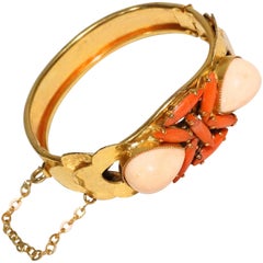 William De Lillo - Faux corail des années 1970  Bracelet buriné à fleurs 