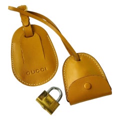 Set aus Viro Schloss und Schlüssel mit Gepäckanhänger und Clochette 13ga1117 von Gucci  