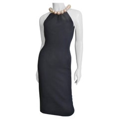 Vestido con cuello de perlas Moschino