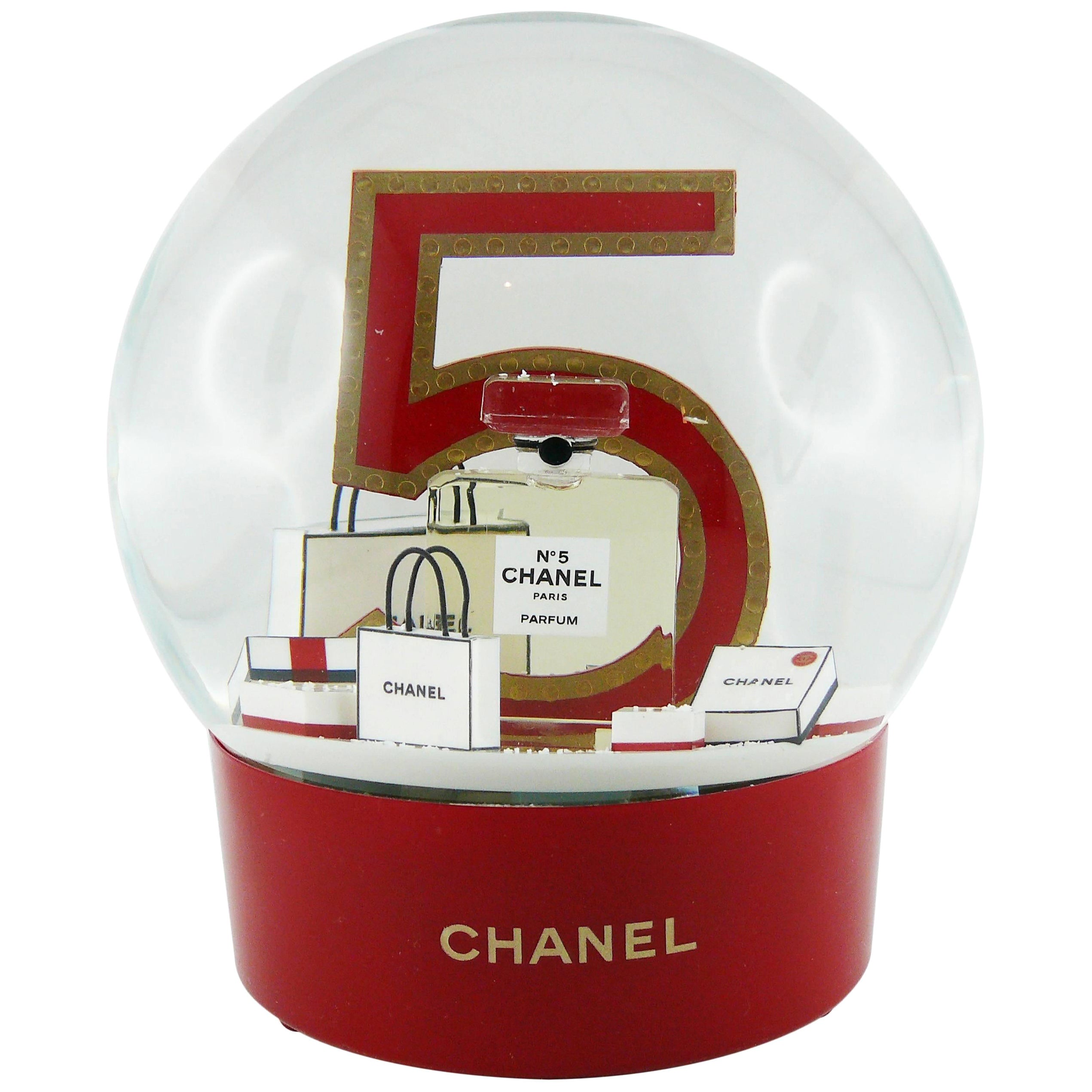 Chanel parfums Huge N°5 Perfume Bottle Snow Dome - Dome de parfum en vente