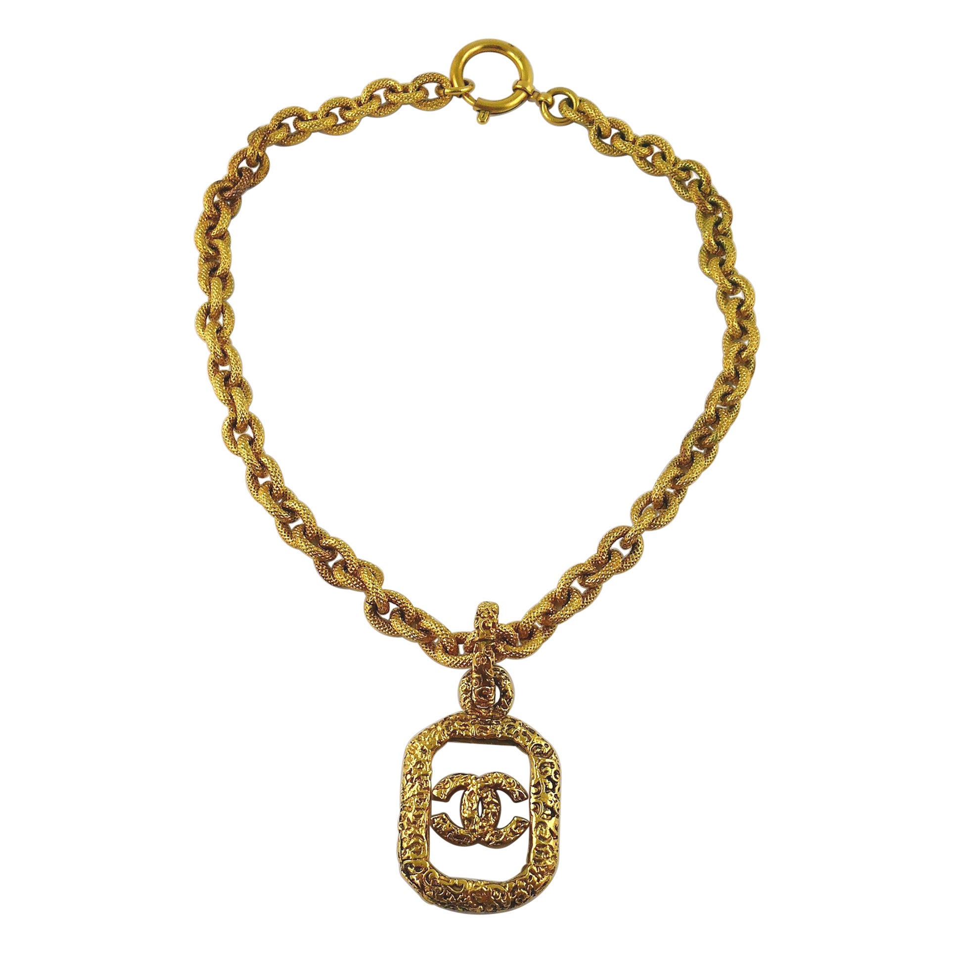 Chanel Vintage Texturierte Gold getönte CC-Halskette mit Anhänger, 1993