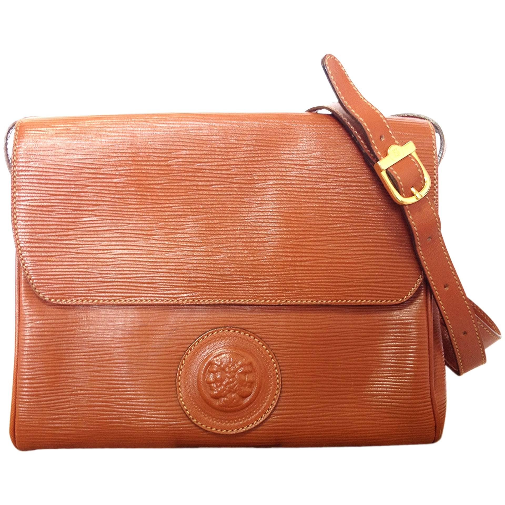Vintage FENDI brown epi leather messenger bag, shoulder purse with iconic logo For Sale