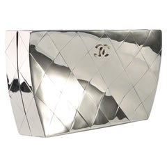 Chanel - Pochette minaudière incurvée en métal argenté métallisé miroir, édition limitée