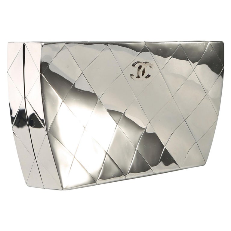 Chanel Chanel Limited Edition Gebogene Minaudière Clutch mit gebogenem  Spiegel in Silber und Metallic im Angebot bei 1stDibs