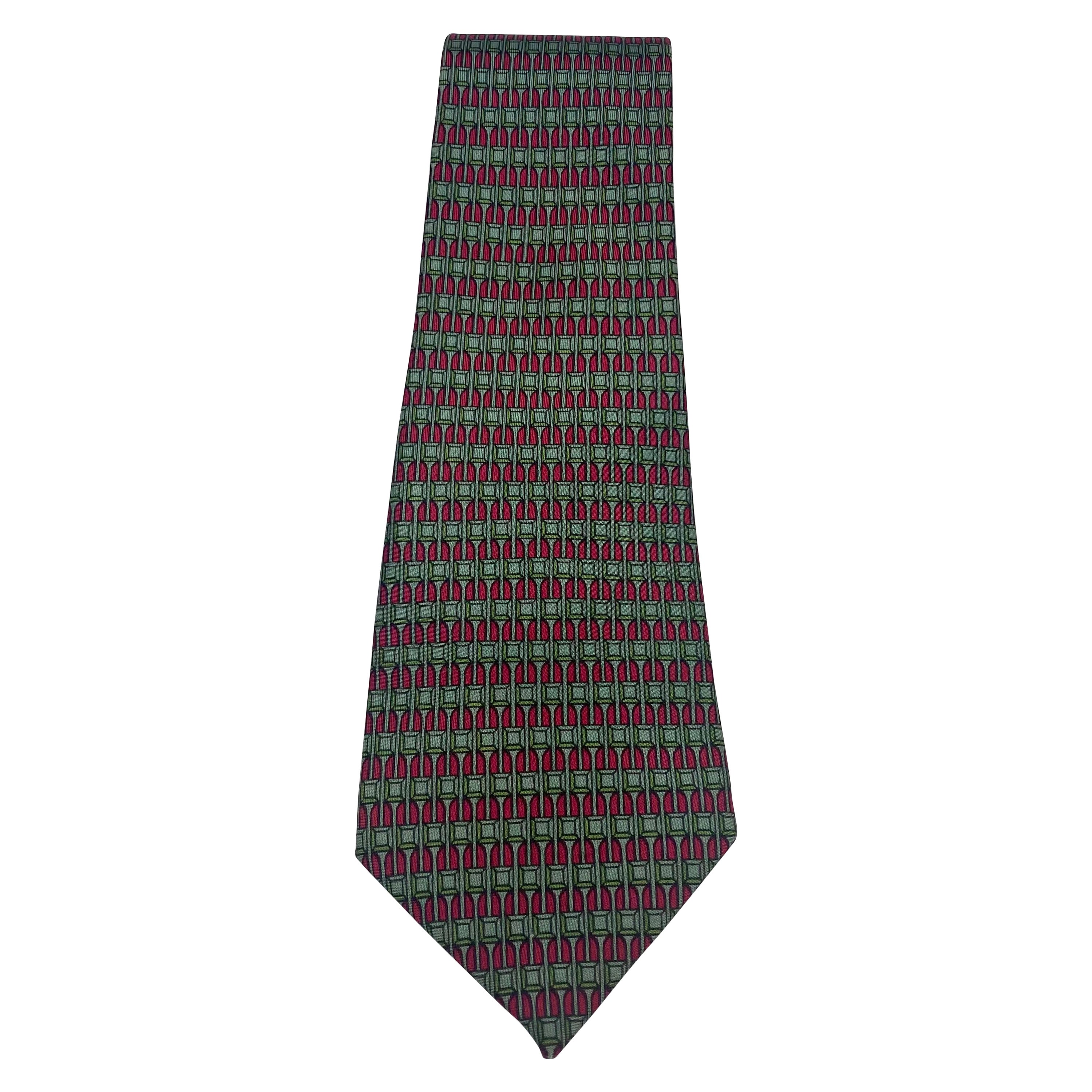 Cravate en soie à imprimé carré rouge et vert Hermes  en vente