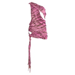 Emanuel Ungaro - Robe de défilé asymétrique rose vif avec épaules dénudées et motif zébré, printemps-été 2004