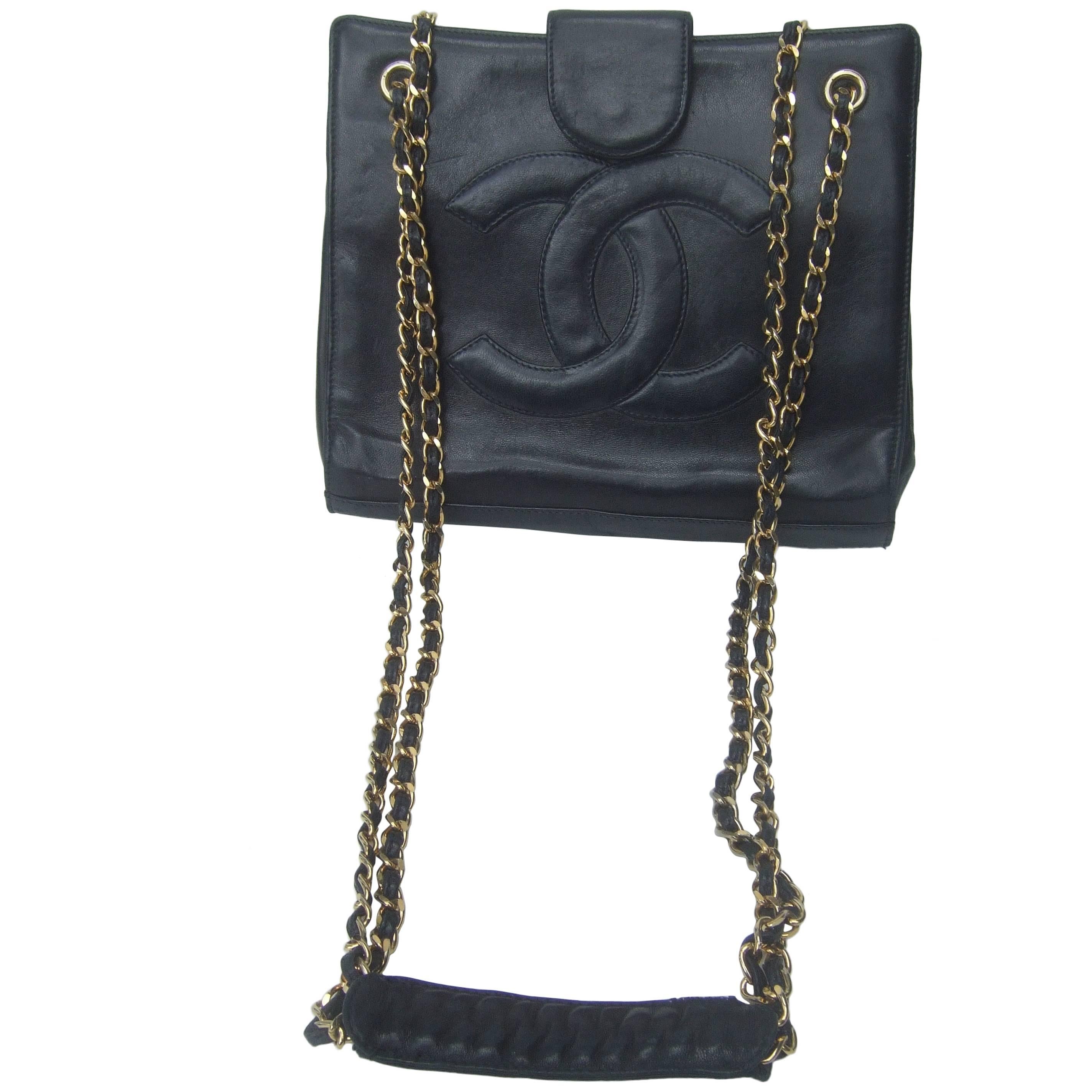 Chanel Borsa a tracolla con tracolla a catena in pelle nera, anni '80 circa