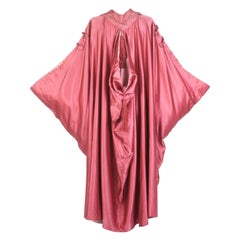 Burnous da sera in raso color fucsia di Liberty of London (attribuito a) Circa 1920