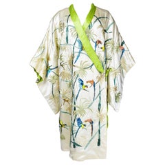 Kimono da sera ricamato in raso con palme e pappagalli Francia Circa 1930