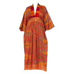 Caftan MORPHEW COLLECTION en soie multicolore et or métallisé à motif cachemire, fabriqué à partir de vinyle