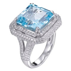 Anillo de cóctel con halo de plata de 6,57 quilates de topacio azul de corte ensamblador y circonita cúbica
