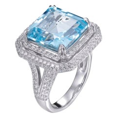 Bague cocktail en argent sertie d'un halo de zirconia et de topaze bleue taille Asscher de 6,57 carats