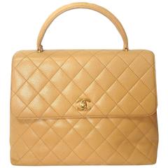 Vintage CHANEL beige brown caviar leather kelly handbag with golden CC closure.