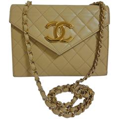 1980s Retro CHANEL beige quilted lambskin chain shoulder purse with large CC