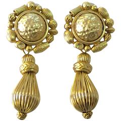 1980s OSCAR DE LA RENTA Clip On Drop Goldtone Earrinfs 9