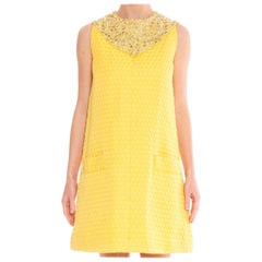 Retro 1960 OSCAR DE LA RENTA Yellow Geometric Rayon Blend Matelassé Cocktail Dress Wi