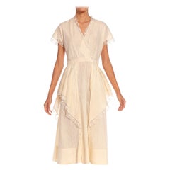 Robe de jour édouardienne en soie blanc cassé bordée de dentelle et de coton