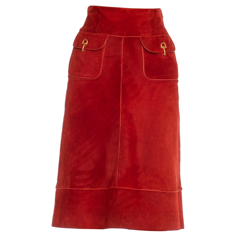 1990er GUCCI Midirock aus Wildleder in Burgunder und Gold mit Schnalle