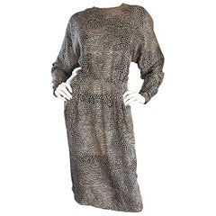 Adele Simpson für Neiman Marcus: Vintage-Seidenkleid mit Eidechsenmuster in Schwarz + Elfenbein