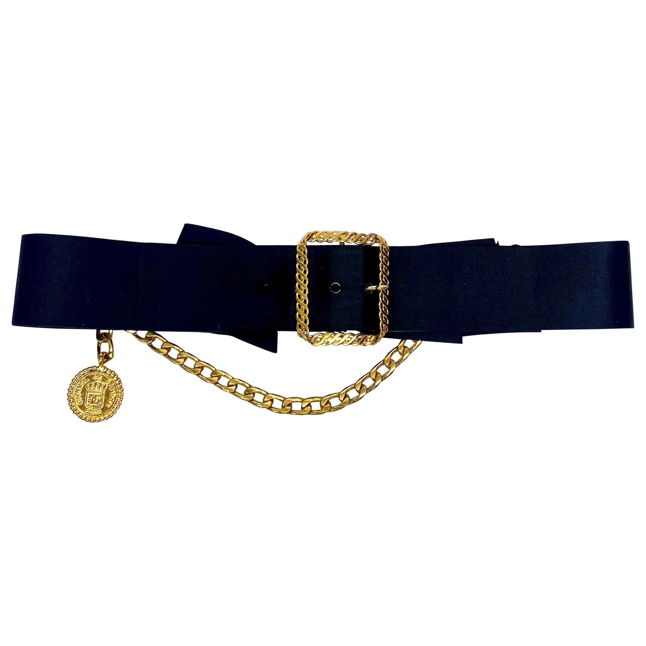 Chanel - Ceinture vintage en satin noir avec boucle, chaîne et médaillon dorés  en vente