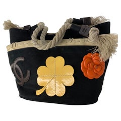 1990 Chanel Frühjahr/Sommer Canvas Tote Bag mit farbenfroher Lederkamelie-Applikation