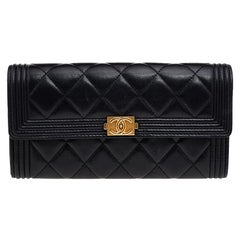 Chanel Schwarzes gestepptes Leder Junge lange Klappe Continental Brieftasche
