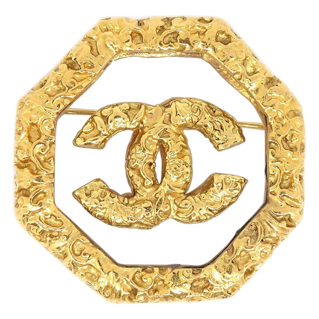 CHANEL CC Textured Gold Metal Lapel Pin Brooch For Sale