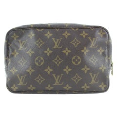 Louis Vuitton - Trousse de toilette monogrammée 23 - Pochette à cosmétiques 128 étagères 23