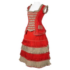 Un abito storico da circo, fantasia o commemorativo in Scarlet Challis USA circa 1890