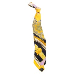 GIANNI VERSACE Cravate style baroque en soie or, jaune et violet pour homme, années 1990