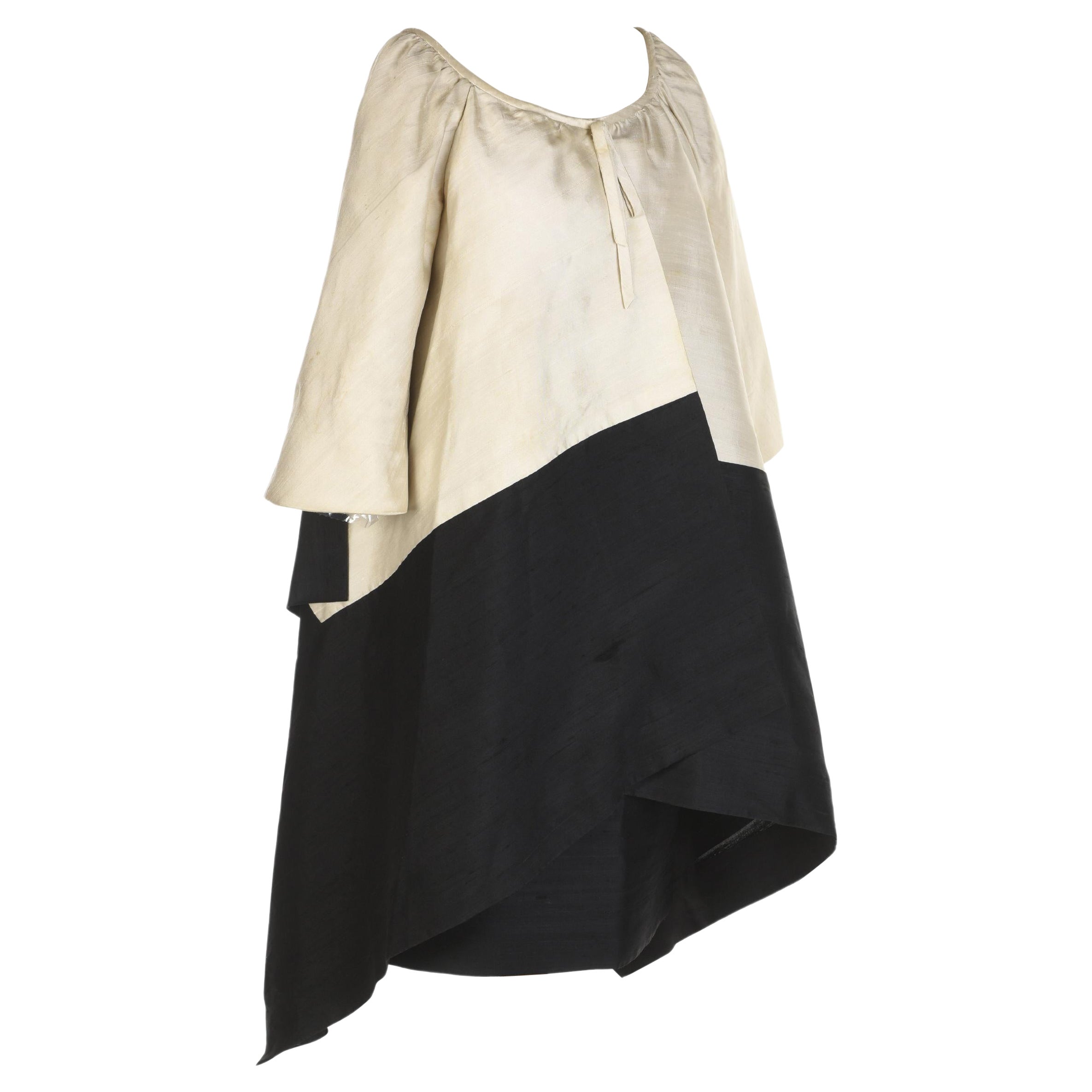 Ensemble de soirée Hubert de Givenchy Couture française en soie crème et noire Circa 1965 en vente