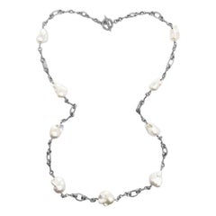 Collier long en argent sterling composé de perles baroques blanches de taille moyenne.