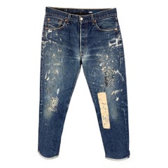 ATELIER & REPAIRS x LEVI'S 501 Größe 31 Indigofarbene Jeans aus Distressed-Denim mit Knopfleiste