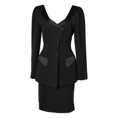 Schwarzer Rockanzug aus Wolle mit schwarzen Satindetails von Thierry Mugler
