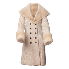 Manteau duchesse en satin crème bordé de fourrure Catherine Malandrino