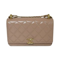 Chanel Gesteppte perfekte Passform-Brieftasche an Kette Beige