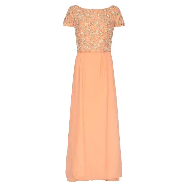 Couture Kleid mit perlenbesetztem Mieder aus pfirsichfarbenem Krepp aus den 1960er Jahren in voller Länge im Angebot
