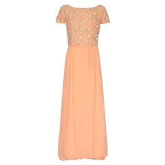 Couture Kleid mit perlenbesetztem Mieder aus pfirsichfarbenem Krepp aus den 1960er Jahren in voller Länge